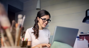 customer-using-laptop